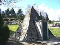 Le tombeau pyramidal du comte d'Orsay et de Marguerite de Blessington.
