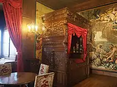 Photographie en couleurs d'une chambre d'un château.