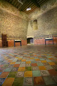 Salle avec un carrelage en carreaux de différentes couleurs