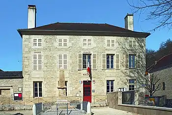 Façade en moellons de la mairie.