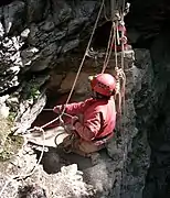 Désobstruction du trou des Fantasmes : les bacs sont tirés depuis l'extérieur.