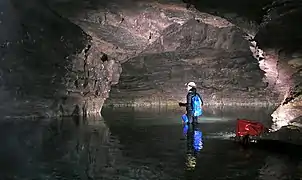 Progression dans la rivière souterraine du Coulomp, grotte de Chamois, Castellet-lès-Sausses, Alpes-de-Haute-Provence, France.