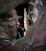 Balisage dans la grotte des Chamois.