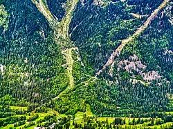 Vue de la télécabine de la Flégère en 2020 depuis le chemin de fer du Montenvers au sud.