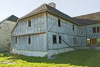 Murs en bardeaux de bois.