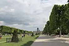 Champ de Mars à Paris avec deux alignements de platanes comme au portique de Pompée