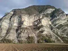 Montagne de Serpegier et rochers de Chaudeirolles.