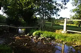 Un petit pont en pierre sur l'Argent.