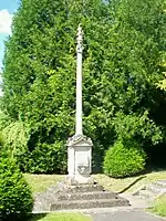 Calvaire devant l'église.