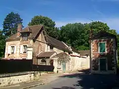 Maison de garde de l'ancien château, place de Montigny.