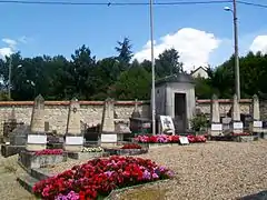 Tombes de poilus au cimetière, rue Patrix.