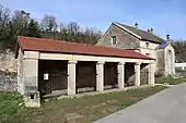 Lavoir et ancienne école.