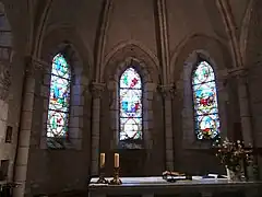 L'abside et ses vitraux.