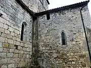 L'angle du chœur (à gauche), avec une baie romane, et de la chapelle nord, avec une baie gothique.