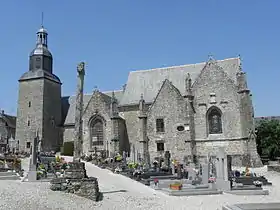 La façade méridionale de la collégiale.