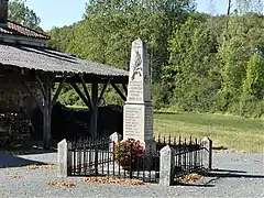 Le monument aux morts de Champeaux.