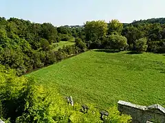 Autour du parc du château des Bernardières, la Nizonne forme un carré.