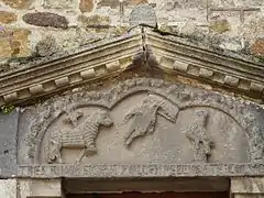 Linteau sculpté au-dessus de la porte du transept nord.