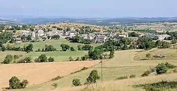 Vue du hameau de Champerboux sur le causse de Sauveterre à Sainte-Enimie, vers le centre.