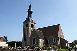 L'église Saint-Denis et le monument aux morts.