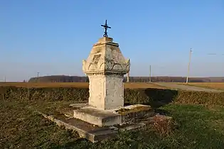 Croix de chemin sur socle sculpté daté de 1839 sur la route conduisant au lieu-dit Le Marais.