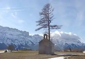 Vue sur la montagne de Faraut depuis le village de Saint-Eusèbe-en-Champsaur.