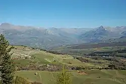 La vallée du Champsaur, dominée par le Vieux Chaillol