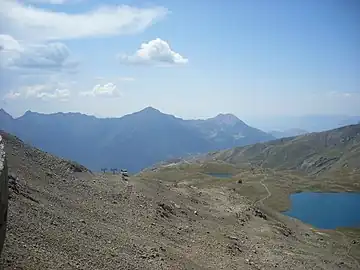 Vue depuis le col sur la vallée du Champsaur ; au fond, les Autanes, devant, le lac des Estaris.