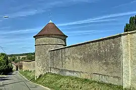 Le mur d'enceinte et le pigeonnier rond du château.