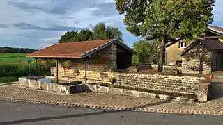 Le lavoir-abreuvoir.