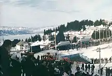 Photographie de l'aire d'arrivée d'une piste de ski vue depuis une tribune.