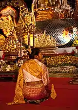 Danseuse se reposant au temple de Wat Chedi Luang, en janvier 2010, lors de la crémation de Chan Kusalo