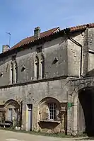 Maison médiévale inscrite monument historique.