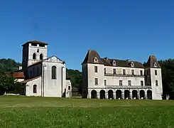 Vus du parc, l'église et le logis de l'Abbé