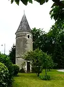 Tour à proximité du château des Reynats.