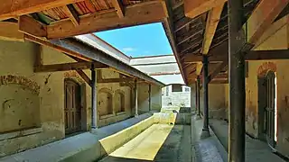 Vue intérieure du lavoir à impluvium.