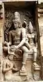 Shiva coiffe le saint Chandesha (identifié à Rajendra Ier) d'une guirlande. Temple de Gongaikondacholapuram (1025-1035).