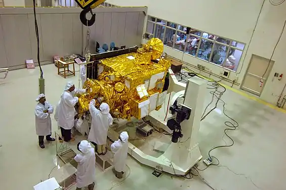 La sonde lunaire Chandrayaan-1 durant les tests.
