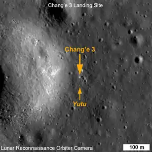 Photographie prise par la sonde Lunar Reconnaissance Orbiter montrant l'atterrisseur Chang'e 3 (grosse flèche) et son rover (petite flèche).