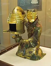 Lampe retrouvée dans la tombe de Dou Wan à Mancheng. Antérieur à 150 av. n.e. Bronze doré. h : 48 cm. Musée provincial du Hebei.