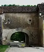 Porche attenant à l'église.