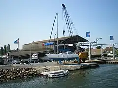 Le chantier naval Jeanneau, quai Jean-Charcot, au bord du canal de Caen à la mer.