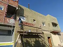 Pose de briques par un ouvrier.