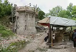 Les ruines du château de Noyers-sur-Serein,en cours de restauration en 2011.