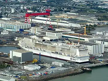 Vue aérienne des Chantiers de l'Atlantique, paquebot MSC Bellissima en construction dans la forme C