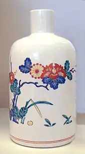 Bouteille en porcelaine de Chantilly dans le style Kakiémon, 1730–1735