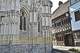 Chapelle Saint-Esprit, extérieur et maison médiévale.
