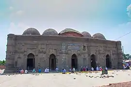 Une mosquée en pierre de l'époque du Sultanat