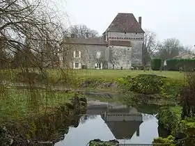 L'Euche alimente en eau les douves du château de Chapdeuil.