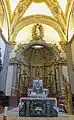 Vue de l'autel de la chapelle et du retable.